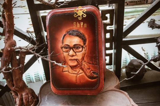 Túi 4 tẩu chạm chân dung